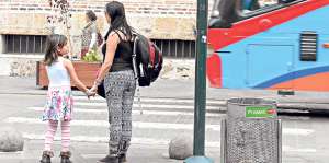 Muchos de los padres j&oacute;venes tienen que abandonar sus estudios para poder mantener su nuevo hogar. Foto: Fernando Machado / El Tel&eacute;grafo
