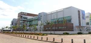Exteriores del hospital donde se ejecut&oacute; el operativo para investigar presuntas irregularidades en la adquisici&oacute;n de insumos m&eacute;dicos.