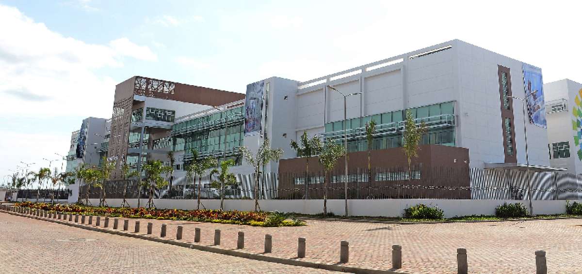 Exteriores del hospital donde se ejecut&oacute; el operativo para investigar presuntas irregularidades en la adquisici&oacute;n de insumos m&eacute;dicos.