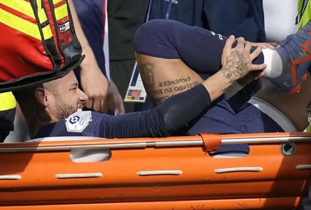 Neymar estará entre tres y cuatro meses de baja por lesión en su tobillo derecho.