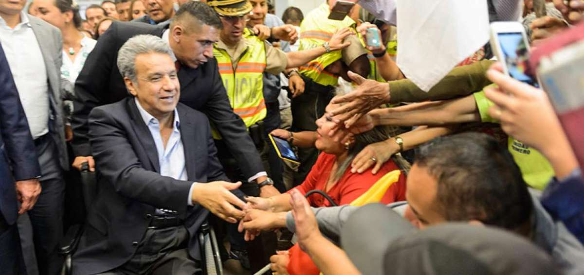 Moreno extiende su mano