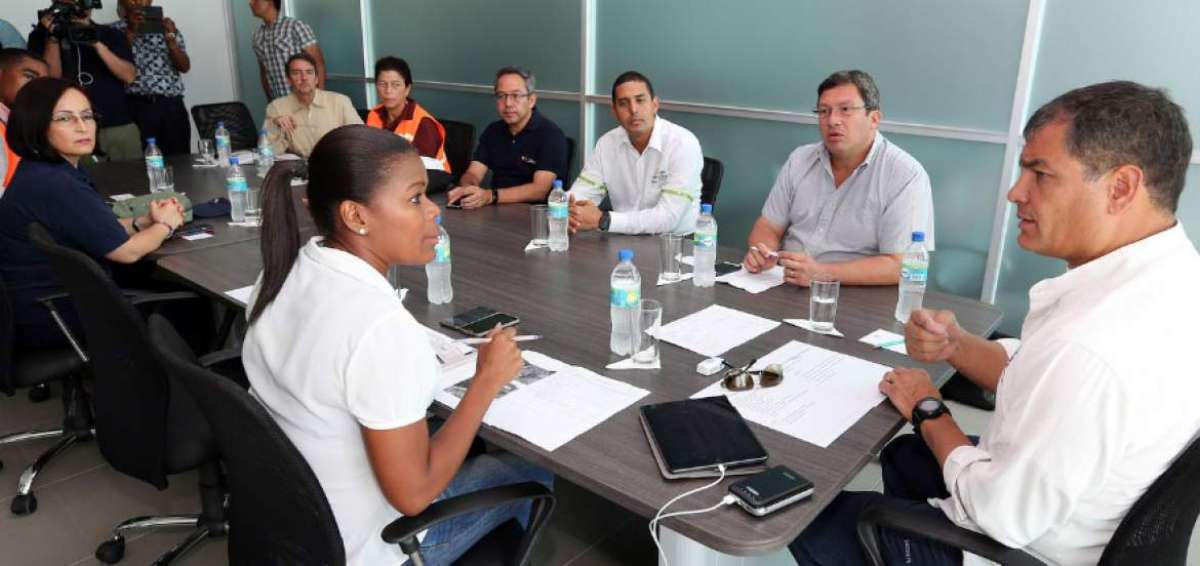 Al llegar a Esmeraldas, el presidente Correa se reuni&oacute; con el COE provincial para analizar las acciones a tomar ante los nuevos temblores.