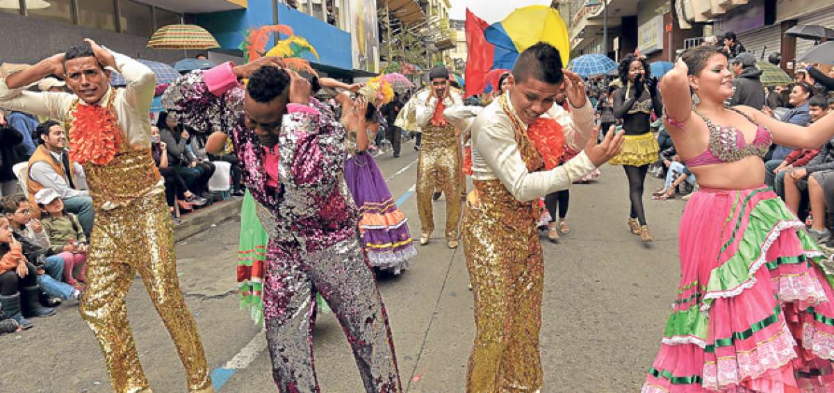 Los desfiles son los m&aacute;s coloridos de las celebraciones ambate&ntilde;as. Se realizan por las calles c&eacute;ntricas de la capital tungurahuense. Foto: Roberto Ch&aacute;vez / El Tel&eacute;grafo