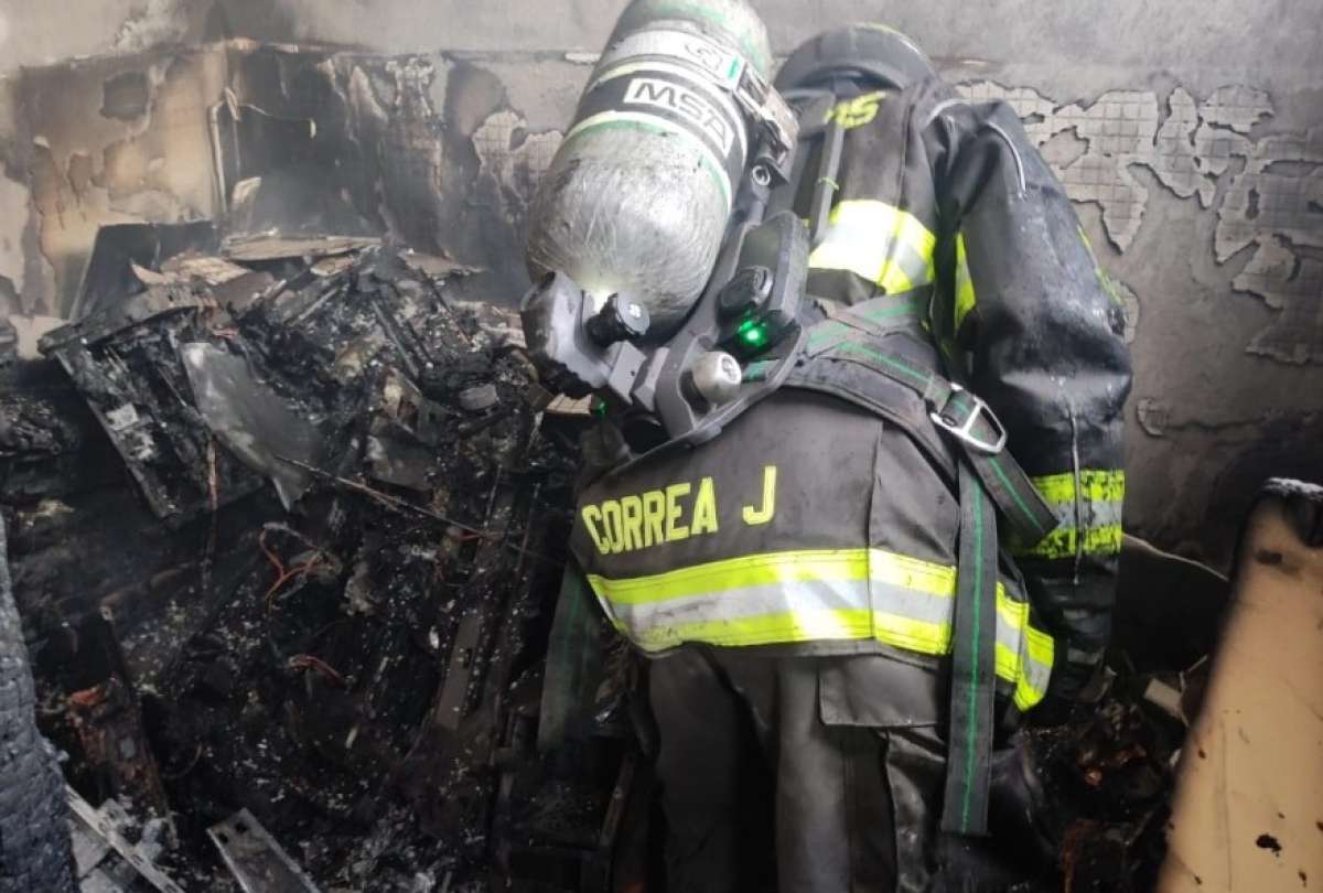 Los Bomberos sofocaron el incendio en el tercer piso del colegio