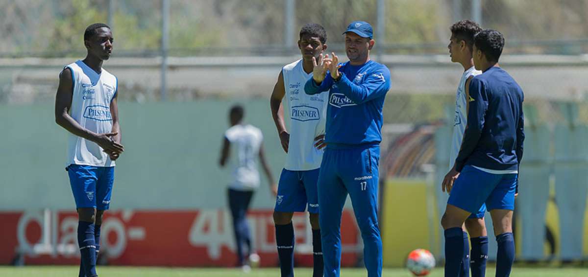 El entrenador de la selecci&oacute;n sub-15, Luigi Pescarolo, da indicaciones a los futbolistas del equipo, durante la pr&aacute;ctica de ayer en la Casa de la Selecci&oacute;n. 