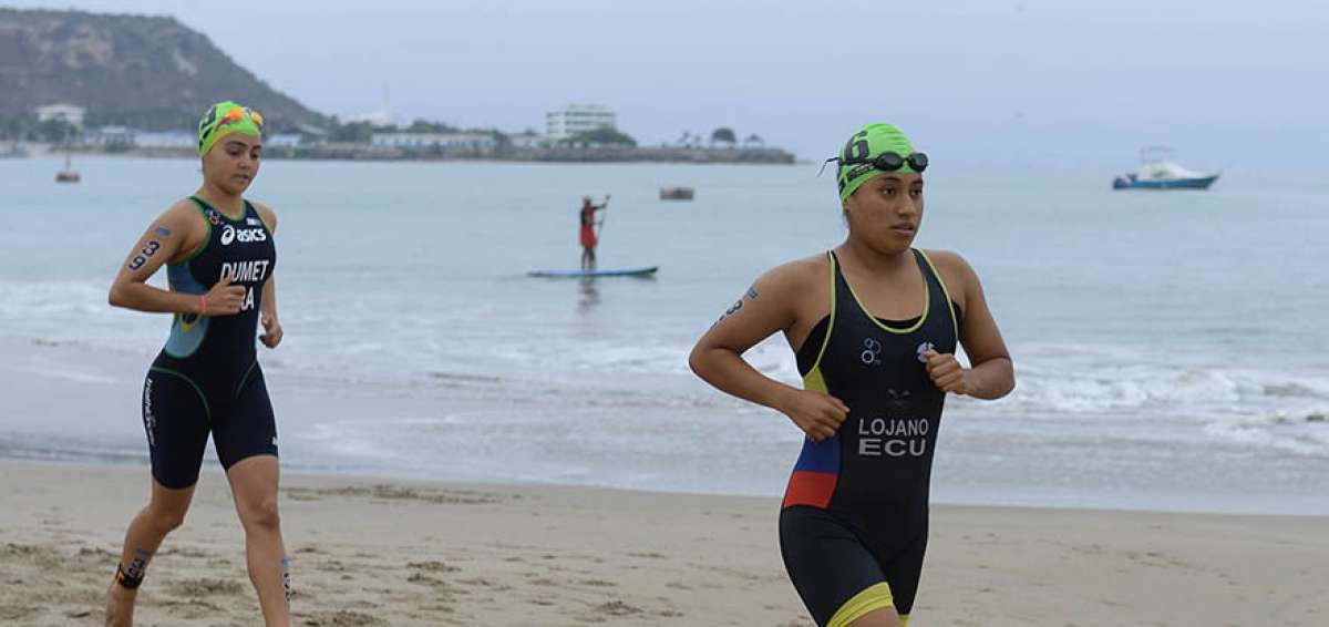 La triatleta nacida en Cuenca hace 16 a&ntilde;os -con el n&uacute;mero 36 en su pierna- corre hasta la playa de Chipipe en Salinas, para participar de la Copa del Mundo. 