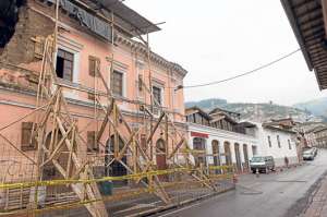 En la imagen, una edificaci&oacute;n ubicada en la calle Ambato, junto al exhospital San L&aacute;zaro. La intervenci&oacute;n en predios ubicados en los barrios aleda&ntilde;os al n&uacute;cleo del Centro Hist&oacute;rico forma parte de la revitalizaci&oacute;n del sector. Foto: Fernando Sandoval