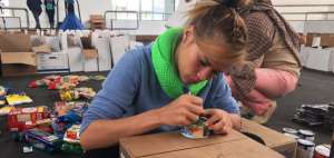 La karateca Valeria Echever, oro en los Juegos Panamericanos de 2015, ayuda a clasificar alimentos.