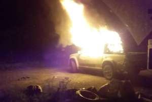 Vehículo de la Policía Nacional fue incinerado
