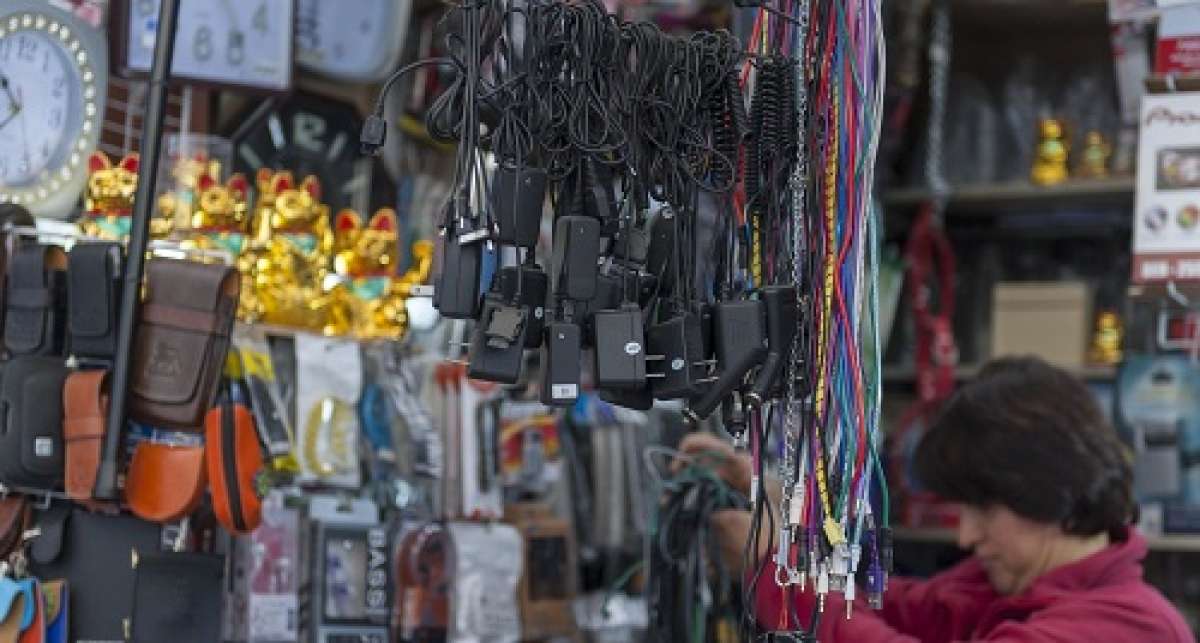 M&aacute;s de 10 locales ubicados en la calle Caracas expenden mercader&iacute;a electr&oacute;nica. Las ventas han aumentado. Foto: Miguel Jim&eacute;nez / El Tel&eacute;grafo