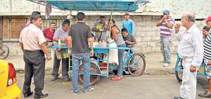 En el barrio Jocay est&aacute; ubicado el &lsquo;Miquito&rsquo; (Ricardo Reyes), quien vende su producto en una carreta, de 15:00 a 18:00.  Foto: Rodolfo P&aacute;rraga / El Tel&eacute;grafo