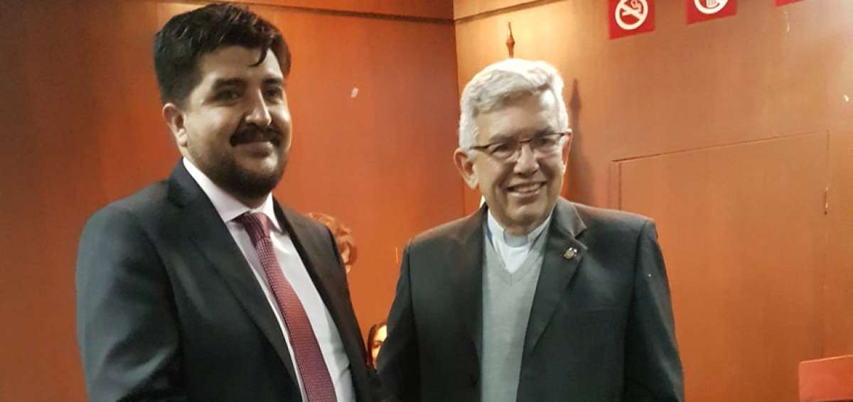 El escritor Alexis Zaldumbide Manosalvas (izquierda) durante la entrega del Premio Aurelio Espinosa P&oacute;lit.    