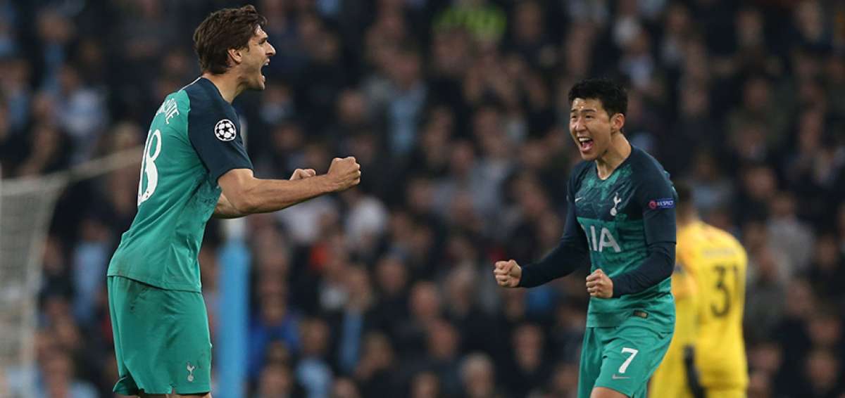 Fernando Llorente (izq.) y Son Heung-Min (der.) festejan la clasificaci&oacute;n a las semifinales de la UEFA Champions League.