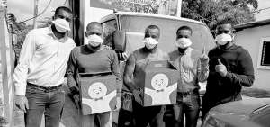 El defensa central Frickson Erazo (i) durante la repartici&oacute;n de insumos alimenticios en los sectores necesitados de Esmeraldas, donde entreg&oacute; hasta ayer 300 canastas con lo indispensable. 