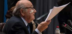 Blatter es acusado de haber pagado 1,8 millones de euros a Platini por un acuerdo verbal.