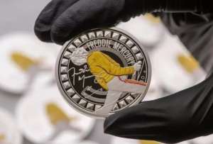 La Casa de la Moneda Real de Gran Bretaña lanzará una moneda conmemorativa en honor a Freddie Mercury, inspirada en su histórica actuación en Live Aid. 