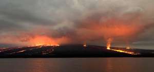 Gran parte de la lava que baja del volc&aacute;n se est&aacute; acumulando en un sector de la isla conocido como Bah&iacute;a Elizabeth, donde no existen asentamientos humanos, pero es de alto inter&eacute;s tur&iacute;stico. El proceso eruptivo durar&aacute; unas dos semanas, seg&uacute;n el Instituto Geof&iacute;sico.