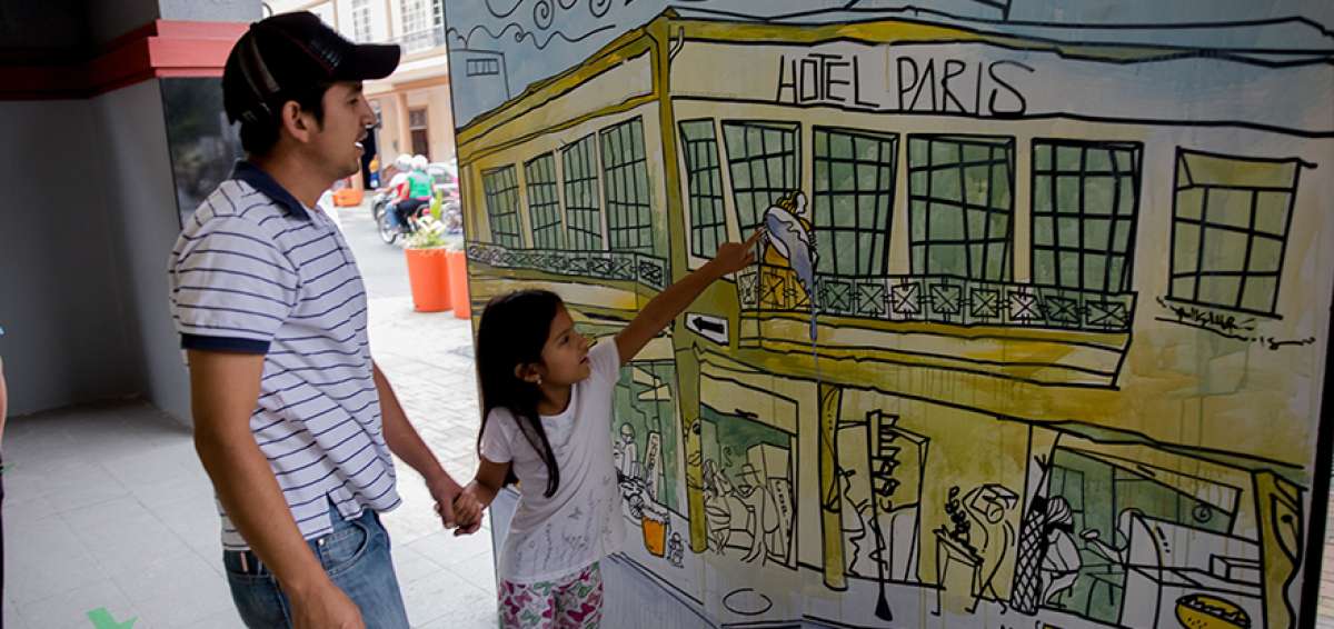 El ciudadano Luis V&eacute;lez observa con su hija todos los murales y recorre las obras realizadas por artistas manabitas, quienes mediante los portales representaron las vivencias diarias de la poblaci&oacute;n local. 