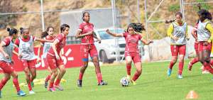 La mediocampista &Aacute;mbar Torres (centro), de Rocafuerte FC, domina la pelota durante uno de los &uacute;ltimos entrenamientos de la selecci&oacute;n femenina en Quito. Foto: Archivo / El Tel&eacute;grafo.