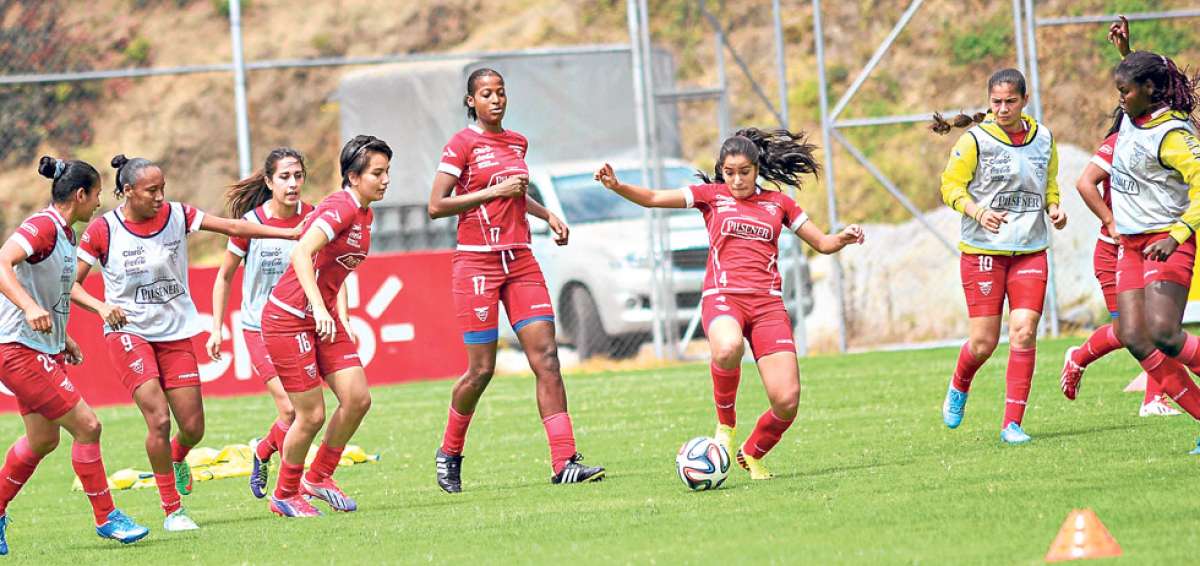La mediocampista &Aacute;mbar Torres (centro), de Rocafuerte FC, domina la pelota durante uno de los &uacute;ltimos entrenamientos de la selecci&oacute;n femenina en Quito. Foto: Archivo / El Tel&eacute;grafo.
