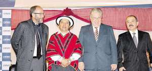 El alcalde Belisario Chimborazo (centro) junto a los coautores del documento bibliogr&aacute;fico: Manuel Castellano y Marco V&aacute;squez.  
