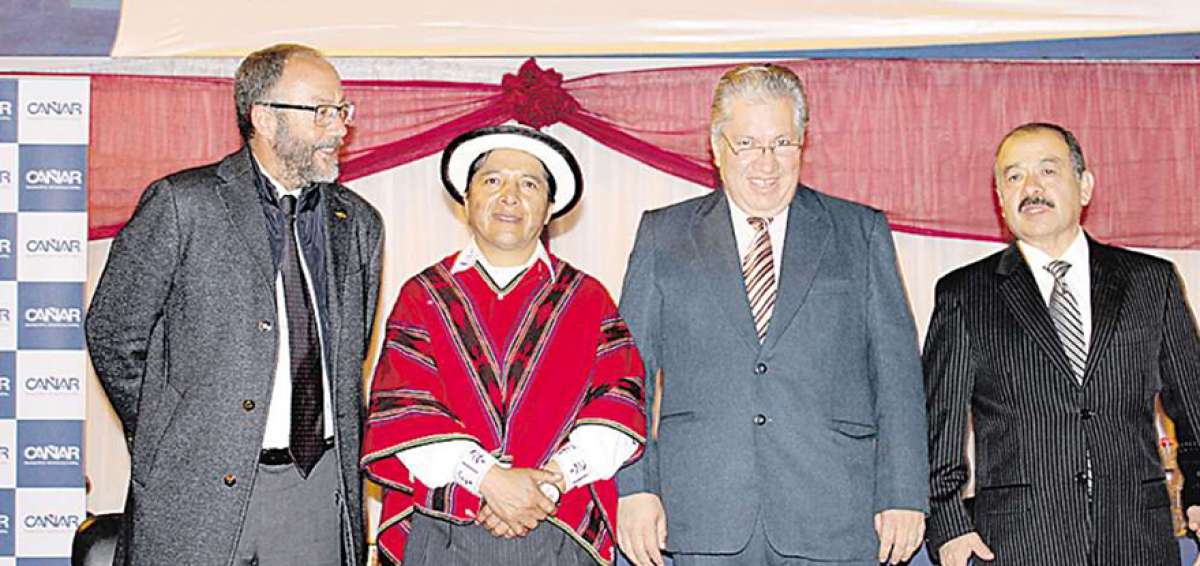 El alcalde Belisario Chimborazo (centro) junto a los coautores del documento bibliogr&aacute;fico: Manuel Castellano y Marco V&aacute;squez.  