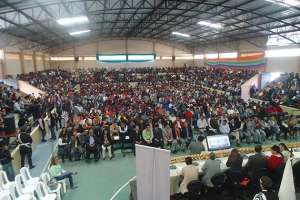 Las personas llegaron desde varios cantones de la provincia, desde autoridades, alcaldes, estudiantes de las universidades y el sector ind&iacute;gena coparon el coliseo de la escuela Alfredo P&eacute;rez Guerrero.
