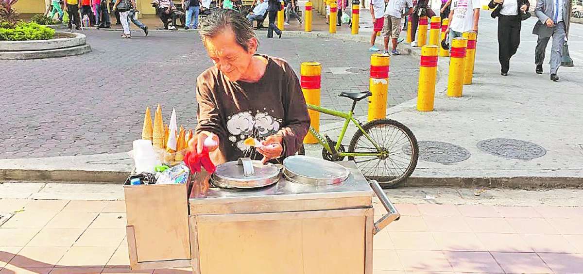 Este particular personaje es conocido por no dejar ir a su clientela. Tiene helados de 25 centavos.