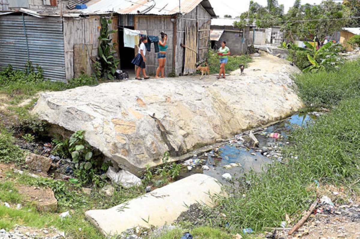 Al pie de una zanja, llena de basura, se asientan varias familias de El Fort&iacute;n. La mayor&iacute;a de las viviendas son de ca&ntilde;a y de madera y temen por su bienestar. Foto: Jos&eacute; Mor&aacute;n / El Tel&eacute;grafo