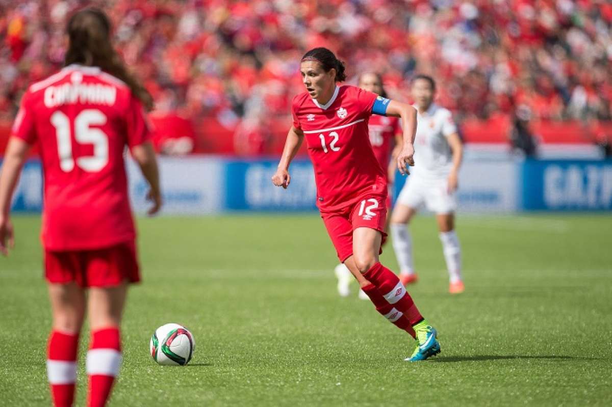 La experimentada jugadora Christine Sinclair (12) fue la figura del seleccionado canadiense. Foto: AFP
