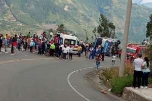 Accidente de bus en la ´Curva de la Muerte´ deja fallecidos