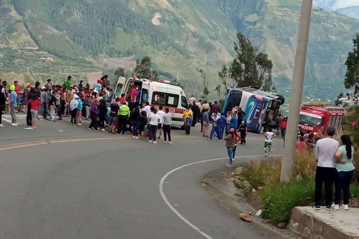 Accidente de bus en la ´Curva de la Muerte´ deja fallecidos