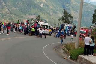 Accidente de bus en la ´Curva de la Muerte´ deja fallecidos