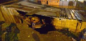 El aguacero de anoche caus&oacute; que una casa de ca&ntilde;a se derrumbara en Mapasingue Este. Tres m&aacute;s resultaron afectadas. Varias personas fueron evacuadas.