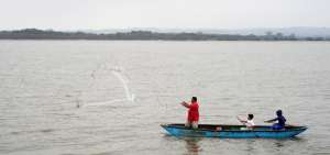 La tarde es una buena hora para pescar. En el estuario del r&iacute;o Cojim&iacute;es se puede capturar bagres y corvinas.