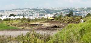 Retroexcavadoras y volquetes trabajan en el movimiento de tierras en el predio que ocupar&aacute; la estaci&oacute;n sur.