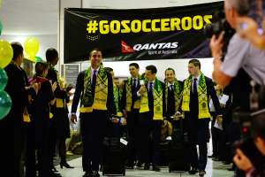 Los jugadores de Australia fueron despedidos por familiares y aficionados en el aeropuerto de Sydney. Foto: AFP