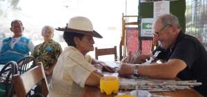 Los adultos mayores optan por hacer actividades para pasar su tiempo, entre ellas manualidades en espacios como el Centro Geri&aacute;trico.
