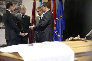 Emilio Butrague&ntilde;o (d.) se hizo presente en la capilla ardiente en honor a Alfredo Di St&eacute;fano instalada en el palco de honor del Santiago Bernab&eacute;u. Foto: EFE