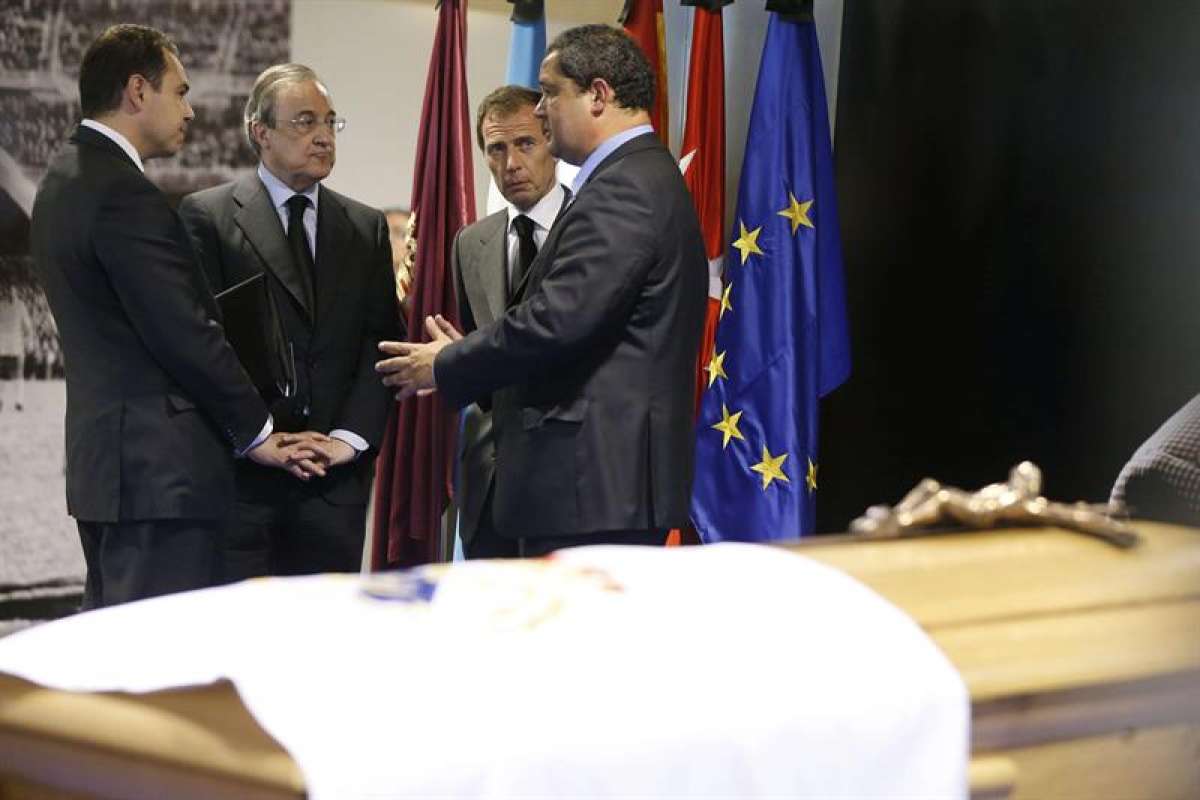 Emilio Butrague&ntilde;o (d.) se hizo presente en la capilla ardiente en honor a Alfredo Di St&eacute;fano instalada en el palco de honor del Santiago Bernab&eacute;u. Foto: EFE