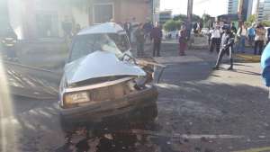 Auto impactado contra un colectivo, al norte de la ciudad. Foto: Cortes&iacute;a de Diego Vinueza para EL TEL&Eacute;GRAFO
