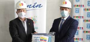 Los kits donados incluyen guantes de l&aacute;tex, mascarillas y batas quir&uacute;rgicas y trajes de protecci&oacute;n.