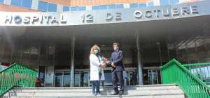 El embajador de Ecuador en Espa&ntilde;a, Cristobal Rold&aacute;n, entrega un ramo de rosas a Mar&iacute;a Andi&oacute;n Go&ntilde;i, directora de Enfermer&iacute;a del Hospital 12 de Octubre de Madrid. (ABC)