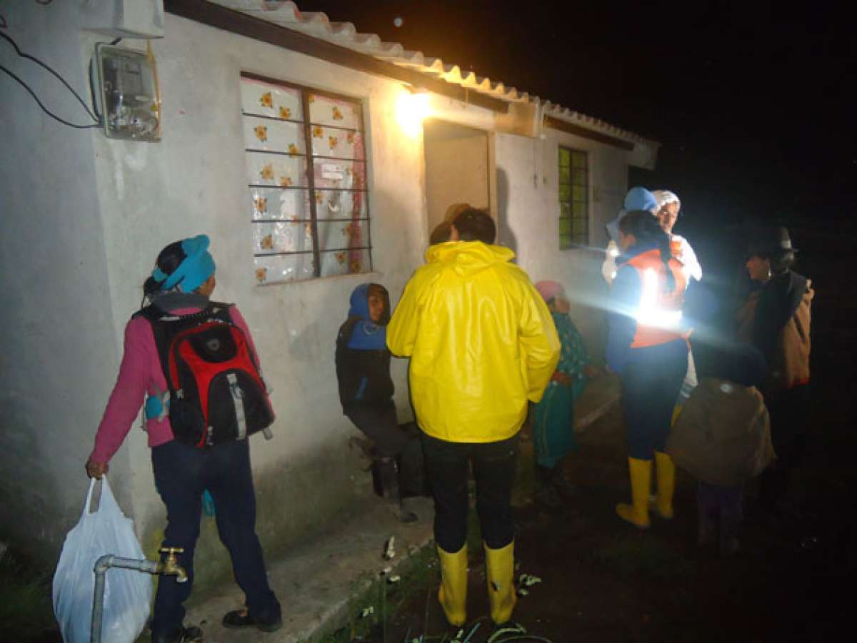 En Guano, las autoridades de socorro evacuaron a familias que viven en una zona de riesgo. Foto: Elizabeth Maggi/El Tel&eacute;grafo