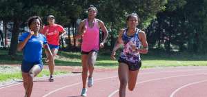 La lagoagre&ntilde;a &Aacute;ngela Tenorio (d), federada por Pichincha, corre en la pista Los Chasquis junto con Nicole Minota (i) y Viviana de la Cruz (centro).