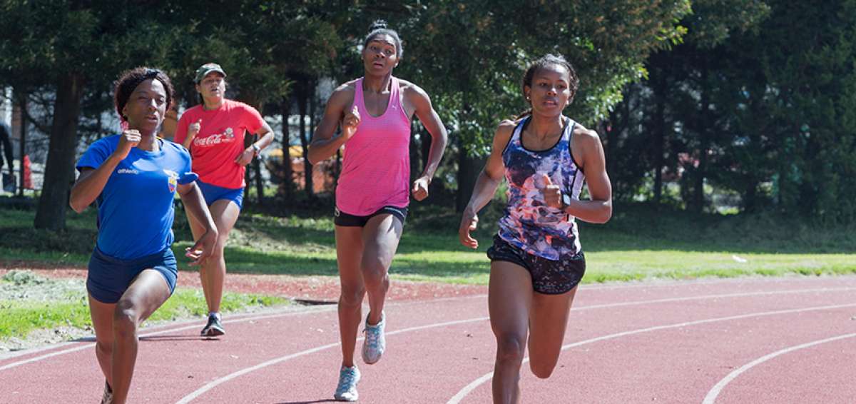 La lagoagre&ntilde;a &Aacute;ngela Tenorio (d), federada por Pichincha, corre en la pista Los Chasquis junto con Nicole Minota (i) y Viviana de la Cruz (centro).
