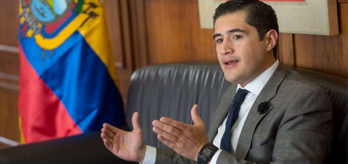 Richard Mart&iacute;nez, ministro de Econom&iacute;a y Finanzas, anunci&oacute; la operaci&oacute;n financiera.