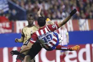El delantero brasile&ntilde;o-espa&ntilde;ol se las ingeni&oacute; para marcar el primer gol de su equipo. Foto: EFE 