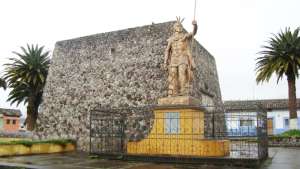La figura de Atahualpa luce imponente en la plaza reci&eacute;n remodelada de la parroquia de Caranqui. Foto: Regional Norte