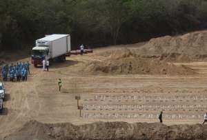 Funcionarios gubernamentales asisten al cementerio municipal la Esperanza este viernes, en Parroquia Carayaca, en La Guaira (Venezuela). 